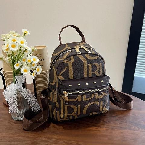 Mini Sac À Dos Pour Femmes Cuir PU Mode Imprimé Lettres Décor Rivet Décontracté Voyage Élégant Léger