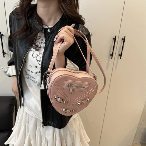 Bolso Bandolera Biker en Forma de Corazón Diseño de Nicho para Mujer de Cuero PU con Remaches Bolso de Hombro Tendencia Callejera Color Sólido