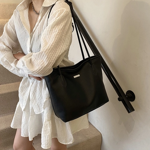 Sac Cabas Femme en Cuir PU Grande Capacité Minimaliste Texture Litchi Sac à Épaule Avec Plaque Métallique Sac à Main Mode
