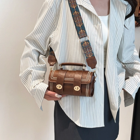 Damen Retro PU Leder Zylindrische Umhängetasche Mit Böhmischem Druck Breitem Gurt Doppelverschluss Nieten Handtasche
