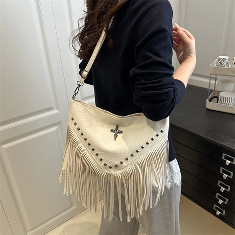 Vintage PU Leder Schultertasche Mit Quasten Für Damen Böhmische Nieten Kreuz Dekor Messenger Bag Punk Rock Mode Umhängetasche