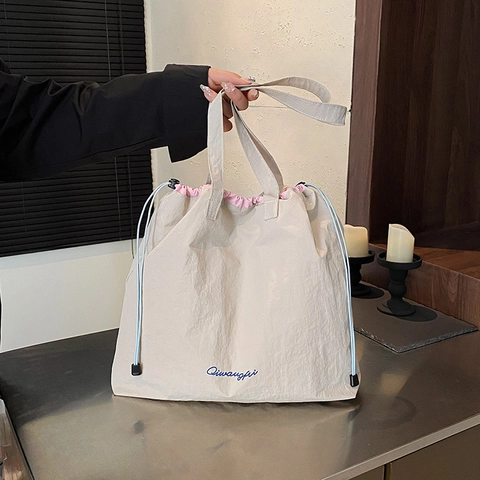 Bolso Tote de Nailon Casual para Mujer Gran Capacidad Bolso de Hombro con Cordón Forro Rosa en Contraste Ligero