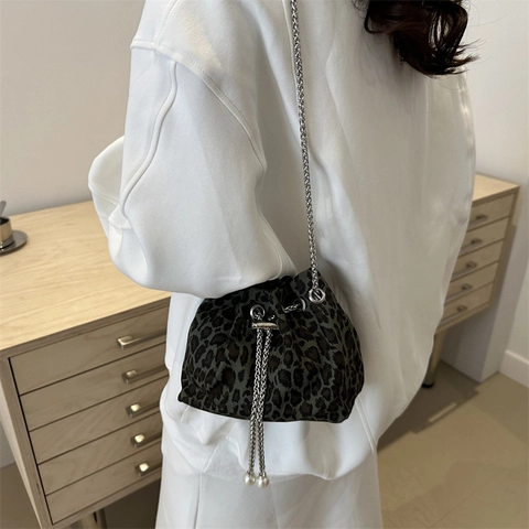 Borsa a Secchiello in Pelle PU Con Stampa Leopardata Moda Per Donna Con Tracolla a Catena d'Argento Decorazione Perla Coulisse