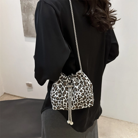 Bolso Cubo de Lona con Estampado de Leopardo Correa de Cadena Metálica Cordón de Perlas Artificiales Para Mujer Bolso Bandolera Diario