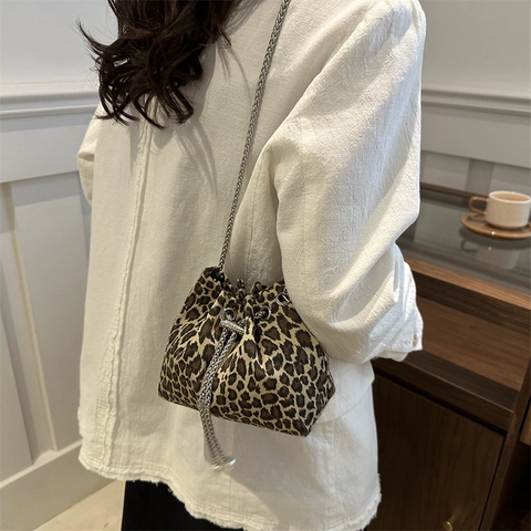 Borsa Secchiello Stampa Leopardata Donna Tessuto Coulisse Tracolla Catena Argento Perla Artificial Retrò Casual Moda