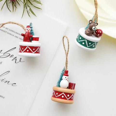 Miniatur Harz Weihnachtsanhänger Mit Schneemann Bär Weihnachtsmann Trommelbasis Hängetextur Für Weihnachtsbaum Feiertag Party Heimdekor
