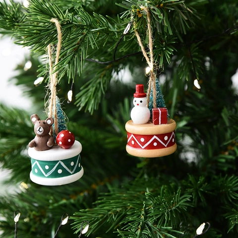 Miniatur Harz Weihnachtsanhänger Mit Schneemann Bär Weihnachtsmann Trommelbasis Hängetextur Für Weihnachtsbaum Feiertag Party Heimdekor