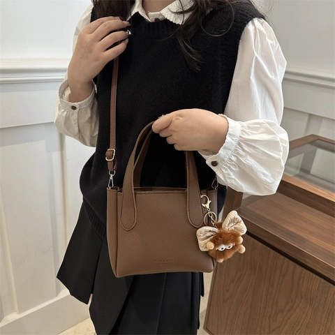 Borsa Secchiello Grana Litchi Donne Borsa Tracolla Borsa A Mano Con Ciondolo Mostro Peluche Minimalista Versatile Quotidiana