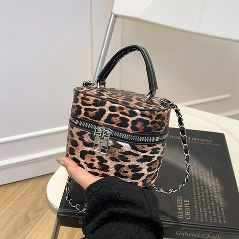 Damen Beuteltasche mit Leopardenmuster Mode Kunstleder Mini Zylindrische Umhängetasche mit Kettenriemen Silber Reißverschluss Handtasche