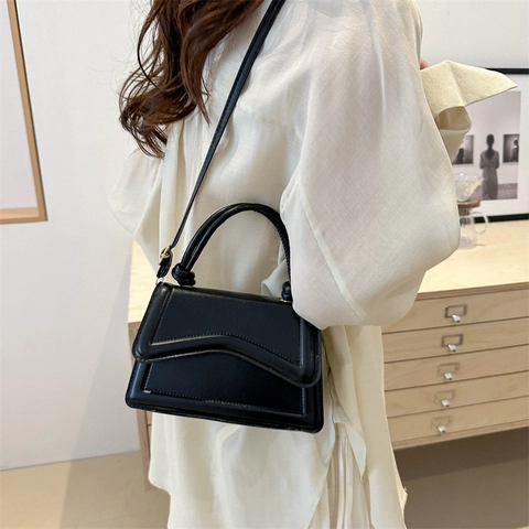 Borsa Quadrata Piccola Minimalista in Pelle PU con Patta Ondulata Manico con Nodo Hardware Dorato Elegante Tracolla Donna