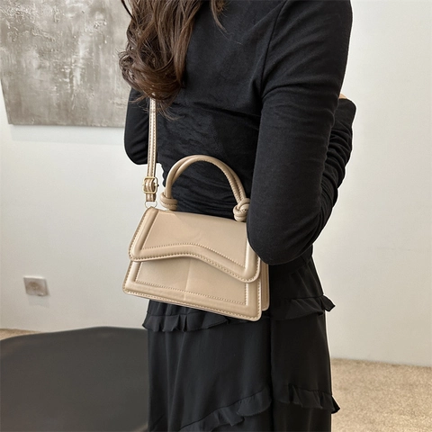 Bolso Cuadrado Pequeño de Cuero PU Minimalista para Mujer Con Solapa Ondulada Asa con Nudo Bolso de Hombro para la Moda Diaria