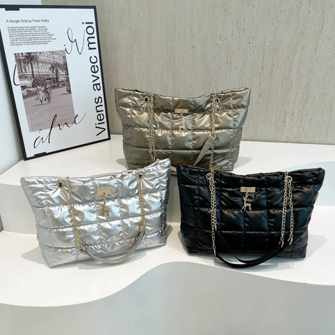 Dames Metallic Gewatteerde PU Draagzak Grote Capaciteit Gewatteerde Schoudertas Gouden Ketting Herten Hanger Urban Casual Tas