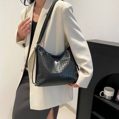 Woven PU Leder Schulter Hobo Tasche Modisch Große Kapazität Mit Silberner Schmetterlingsschnalle Lässig Für Damen