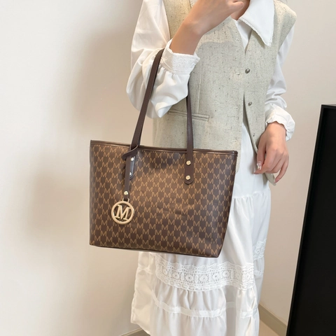 Große Kapazität Damen PU Leder Tote Bag Mit M Monogramm Druck Und Metallanhänger Stilvolle Einzelschulter Einkaufstasche