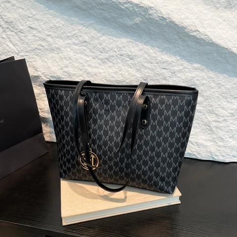 Women PU Leather Large Capacity Tote Bag M Monogram Monogram Printed Commuter Shoulder Bag With Metal Pendant Fashion Handbag