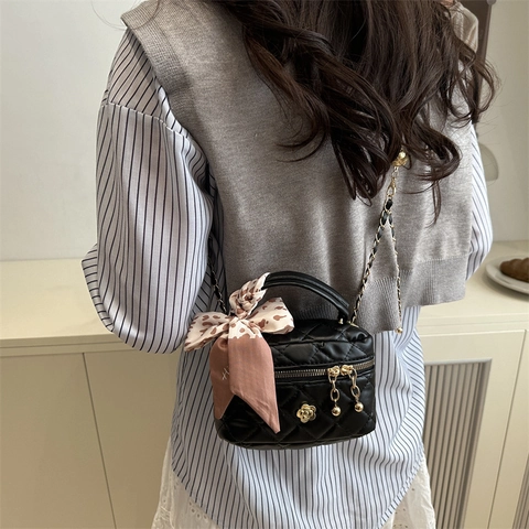 Mini Sac Bandoulière Femme Cuir PU Matelassé Sac À Main Losange Avec Décor De Foulard Et Pendentif Camélia