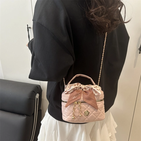 Damen Gesteppte PU-Leder Mini Quadratische Umhängetasche Mit Seidenschal Schleife Dekoration Gold Kamelie Metall Abzeichen Kettengurt Handtasche
