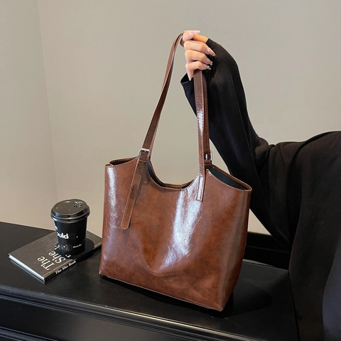 Große Damen Einkaufstasche Hochglänzendes PU Leder Minimalistische Mode Pendler Umhängetasche Mit Verstellbarem Riemen