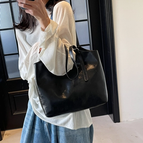 Große Damen Einkaufstasche Hochglänzendes PU Leder Minimalistische Mode Pendler Umhängetasche Mit Verstellbarem Riemen
