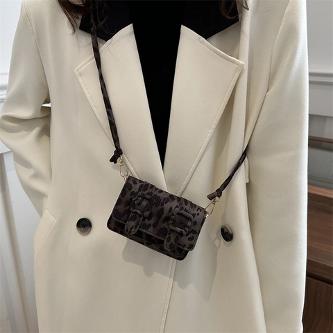 Leopardenmuster Mini Umhängetasche Wildleder Textur Klappe Kleine Quadratische Schultertasche Mit Doppelten Schnallen Für Damen