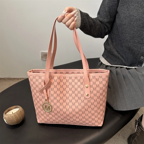 Damen Tote Bag Große Kapazität PU Leder Monogramm M Druck Pendler Handtasche Mit Metall Anhänger Stilvoll