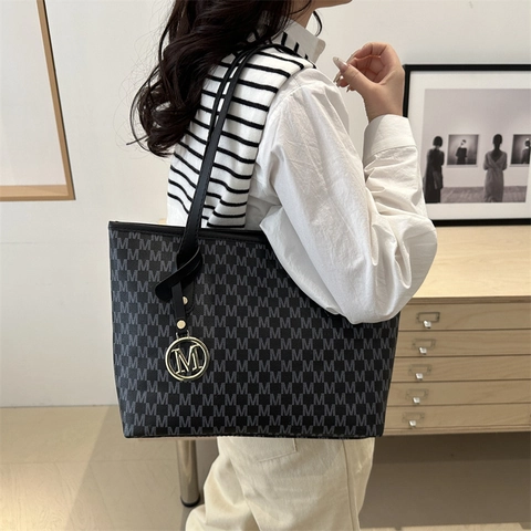 Damen Tote Bag Große Kapazität PU Leder Monogramm M Druck Pendler Handtasche Mit Metall Anhänger Stilvoll