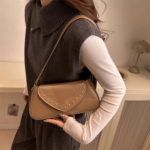 Bolso de Axila de Cuero PU Vintage para Mujer Bolso de Hombro Baguette con Remaches Retro Color Sólido Elegante Bolso Diario