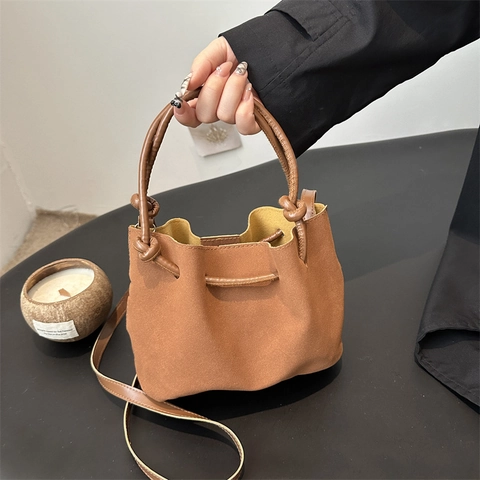 Vintage Mattiertes Wildleder Beuteltasche Für Damen Retro Kordelzug Falten Umhängetasche Minimalistischer Knotengriff Tasche