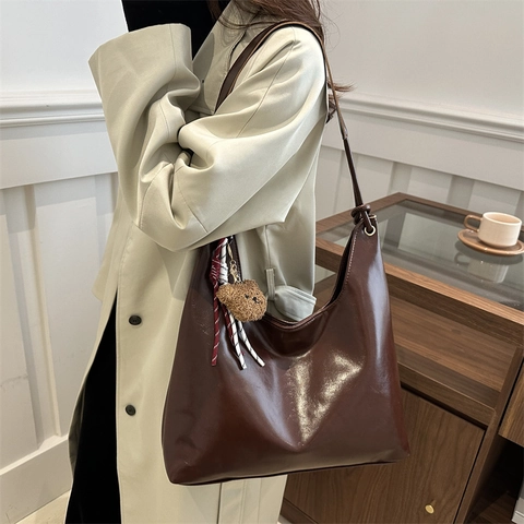 Grand Sac Fourre-tout Pour Femmes En Cuir PU Souple Sac À Épaule Hobo Sac À Main De Banlieue Rétro Minimaliste Avec Breloque Ours
