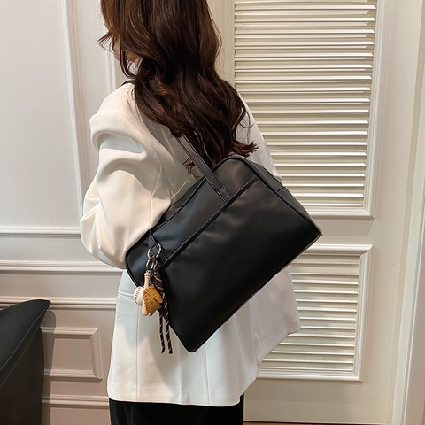 Borsa Tote Donna Grande Capacità in Pelle PU Borsa a Tracolla Boston Con Ciondolo da Baseball Moda Pendolarismo Quotidiana