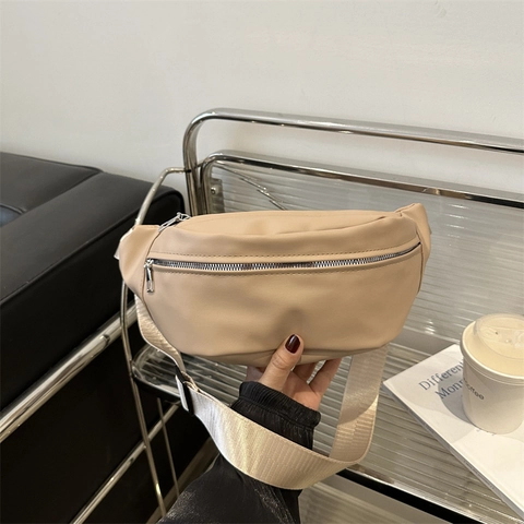 Sac de Poitrine Minimaliste en Cuir PU pour Femmes Sac Ceinture Décontracté Couleur Unie Avec Bandoulière Réglable Sacoche Banane Mode pour Voyage