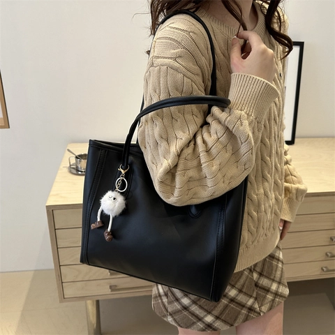 Borsa Tote in Pelle PU Minimalista da Donna Borsa a Tracolla di Grande Capacità Con Pendente Mostro di Peluche Ufficio Quotidiana