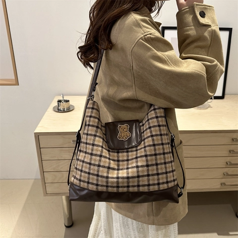 Retro Karierte Stoff Umhängetasche Große Kapazität Tote Für Frauen Mit Bären Patch PU Leder Spleißen Lässig
