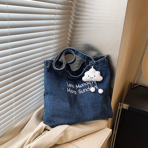 Dames Casual Denim Draagzak Grote Capaciteit Slogan Borduurwerk Schoudertas Met Pluche Wolk Hanger Gewassen Canvas Handtas