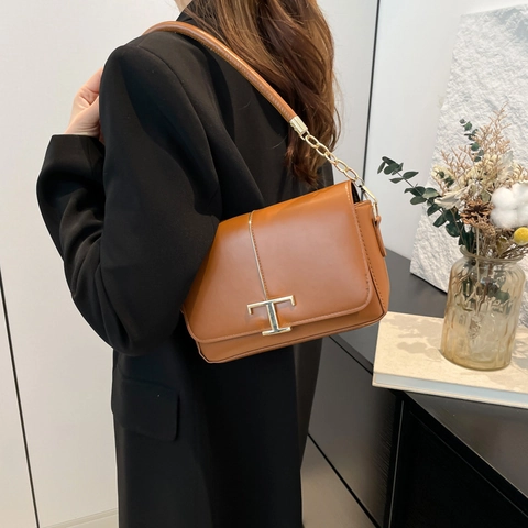 Women PU Leather Square Shoulder Bag With Gold Metal T Buckle Minimalist Flap Crossbody Bag Trendy Chain Strap Messenger Bag