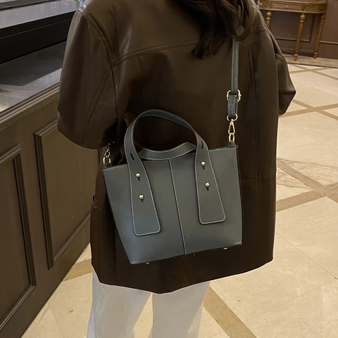 Women Large Capacity PU Leather Tote Bag With Contrast Stitching Rivet Decor Fashion Commute Shoulder Handbag Bucket Bag