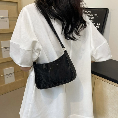 Fashion Pleated PU Leather Underarm Bag For Women Trendy Crescent Shoulder Bag With Metal Bow Decoration And Chain Strap