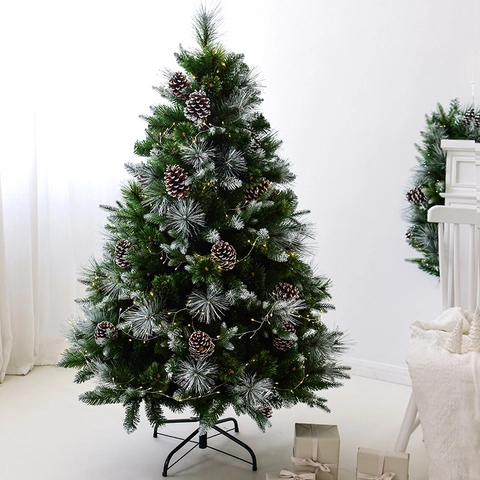 Künstlicher Weihnachtsbaum Mit Schneebeflockten Spitzen Kiefernzapfen Vorinstallierte Warme LED Lichter PE PET Kiefernnadel