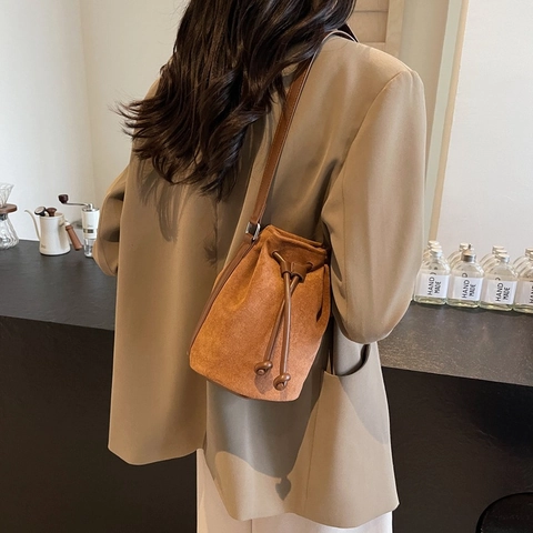 Damen Koreanische Mode Wildleder Eimertasche Trendy Kordelzug Design Kette Umhängetasche Kleine Schultertasche Für Den Alltag