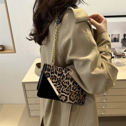 Bolso de Hombro con Costuras de Leopardo para Mujer Bolso Cuadrado Cruzado de Cuero de PU Con Correa de Cadena Dorada Ribete de Metal Bolso de Mano de Moda