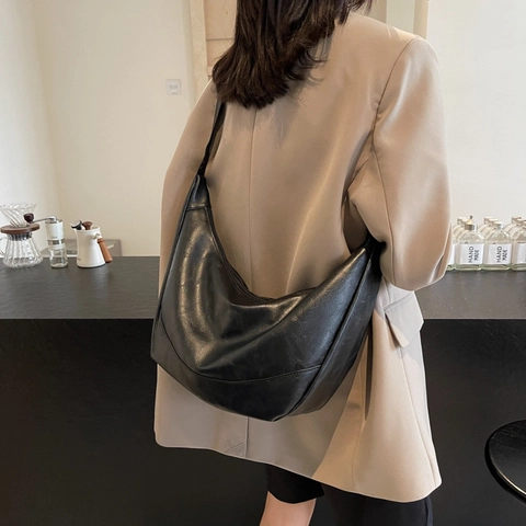 Women Retro Pleated PU Leather Shoulder Bag Large Capacity Solid Color Crescent Hobo Bag Daily Commute Crossbody Bag