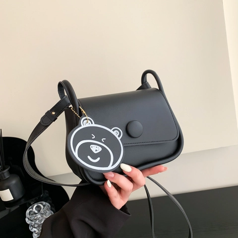 Retro PU Leder Umhängetasche Kleine Quadratische Schultertasche Mit Süßem Bärenanhänger Mode Klappdeckel Rundschnalle