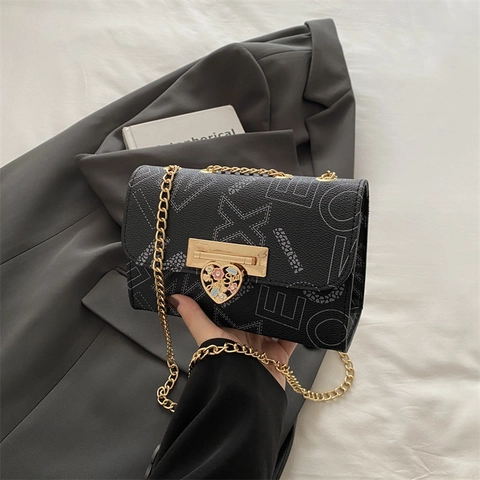 Borsa a Tracolla Quadrata in Pelle PU con Stampa a Lettere da Donna con Catena d'Oro Chiusura a Cuore Piccola Borsa a Spalla