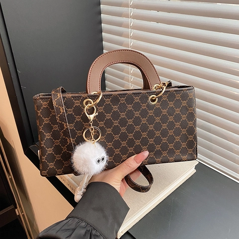 Damen Vintage Monogramm Schultertasche PU Leder Kleine Quadratische Umhängetasche Mit Plüsch Monster Anhänger Kette