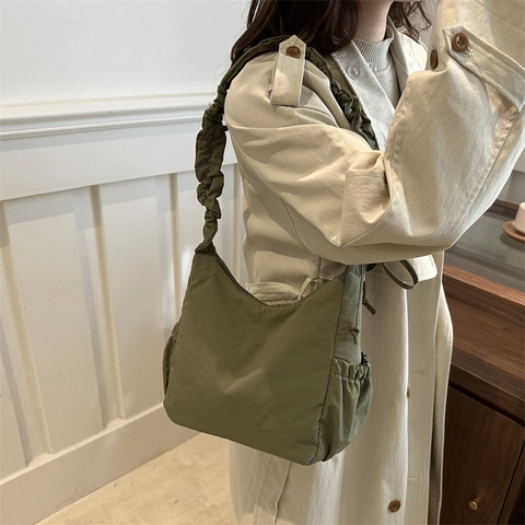 Sac À Bandoulière Froncé Femmes Nylon Sangle Scrunchie Décor De Nœud Grande Capacité Sac Sous Les Aisselles Décontracté Tendance