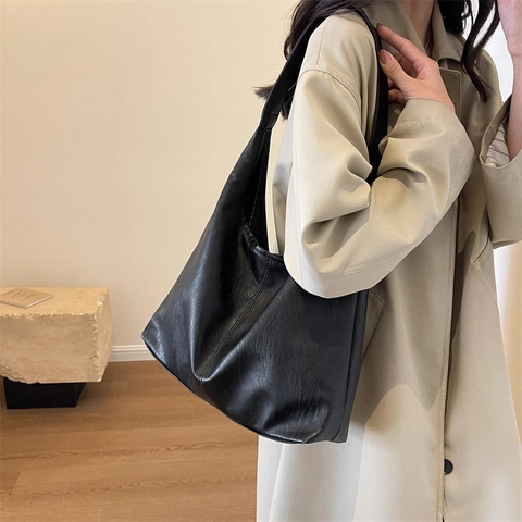 Large Capacity PU Leather Hobo Tote Bag For Women Soft Texture Shoulder Bag With Pouch Urban Commute Handbag Bag And Pouch