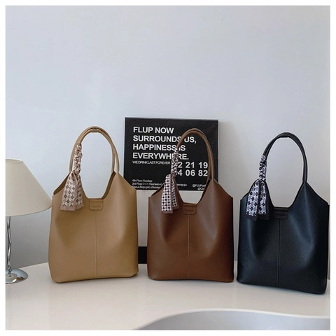 Große Tragetasche Für Damen Aus PU Leder Mit Litschimaserung Und Satinnschal Dekor Retro Nische Pendeltasche