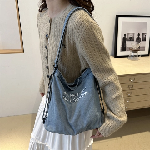 Grand Sac Fourre-tout Casual pour Femme PU Aspect Denim Less Mondays More Sundays Broderie Lettres Sac à Épaule Grande Capacité Quotidien