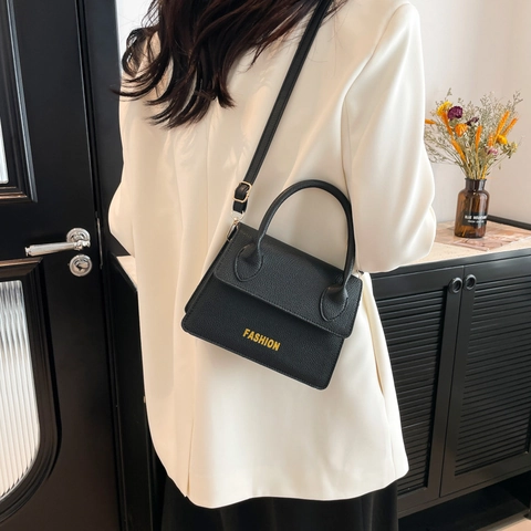 Sac à Épaule Rétro en Cuir PU pour Femmes Motif Litchi Sac à Main Carré Impression de Lettres Sac Bandoulière Avec Bandoulière Réglable