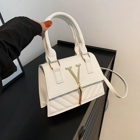 Damen V-Gesteppte Umhängetasche Aus PU-Leder Mit Quaste Goldene Metallbeschläge Kleine Quadratische Handtasche Schultertasche